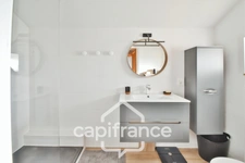 Charmante propriété située dans un cadre paisible proche de LONS LE SAUNIER (39000) – Authentique ferme comtoise rénovée, 150 m², piscine, 4 chambres, double garage
