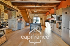 Charmante propriété située dans un cadre paisible proche de LONS LE SAUNIER (39000) – Authentique ferme comtoise rénovée, 150 m², piscine, 4 chambres, double garage
