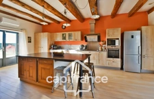 Charmante propriété située dans un cadre paisible proche de LONS LE SAUNIER (39000) – Authentique ferme comtoise rénovée, 150 m², piscine, 4 chambres, double garage