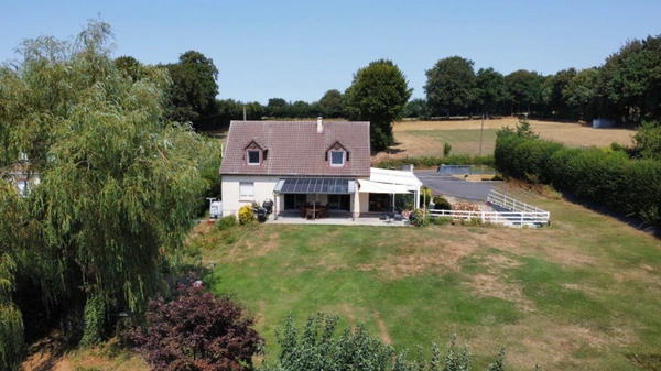 À vendre – Pavillon 6 pièces, 151 m², 4 chambres dont 1 au Rdc, terrain 2 500 m² – Luminosité, rénovation, confort à Vire Normandie (14).