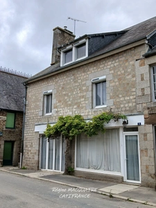 For Sale – Renovated village house – 190 m² – 5 bedrooms – modern features: a rare opportunity in the town centre. MORTAIN (50)