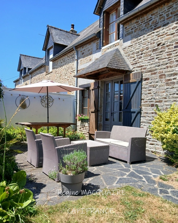 À vendre : Maison mitoyenne de 4 pièces,143 m2 env., 3 chambres sur un terrain de 1500 m2 avec panorama exceptionnel sur la campagne. SOURDEVAL (50)