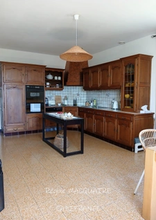 À vendre : Maison mitoyenne de 4 pièces,143 m2 env., 3 chambres sur un terrain de 1500 m2 avec panorama exceptionnel sur la campagne. SOURDEVAL (50)