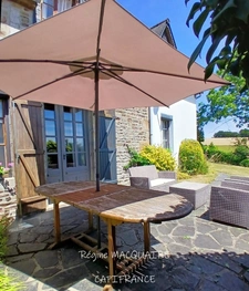 À vendre : Maison mitoyenne de 4 pièces,143 m2 env., 3 chambres sur un terrain de 1500 m2 avec panorama exceptionnel sur la campagne. SOURDEVAL (50)