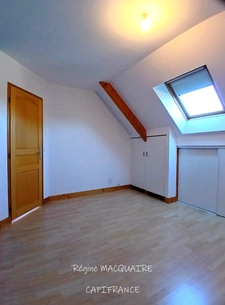 Maison en pierre à Sourdeval (50) – 4 pièces – 3 chambres dont 1 au rdc + dépendances – Terrain 2 500 m²