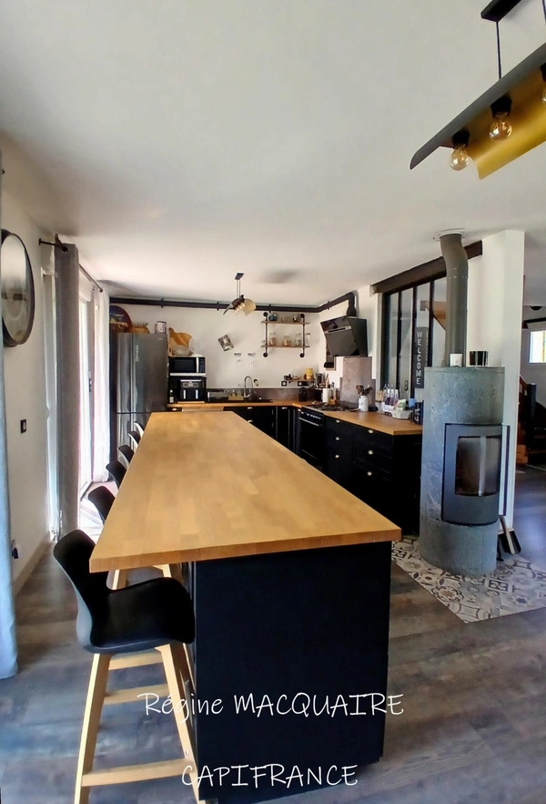 À vendre – Pavillon 6 pièces, 151 m², 4 chambres dont 1 au Rdc, terrain 2 500 m² – Luminosité, rénovation, confort à Vire Normandie (14).