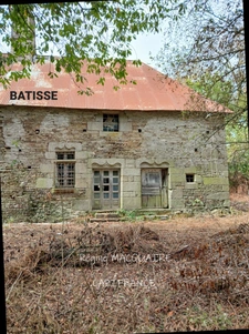 Bâtisse du XVIᵉ siècle à réhabiliter & Grange en cours de travaux – Ensemble foncier de 11 133 m² – Saint-Vigor-des-Monts (50420) 