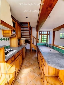 Maison en pierre à Sourdeval (50) – 4 pièces – 3 chambres dont 1 au rdc + dépendances – Terrain 2 500 m²