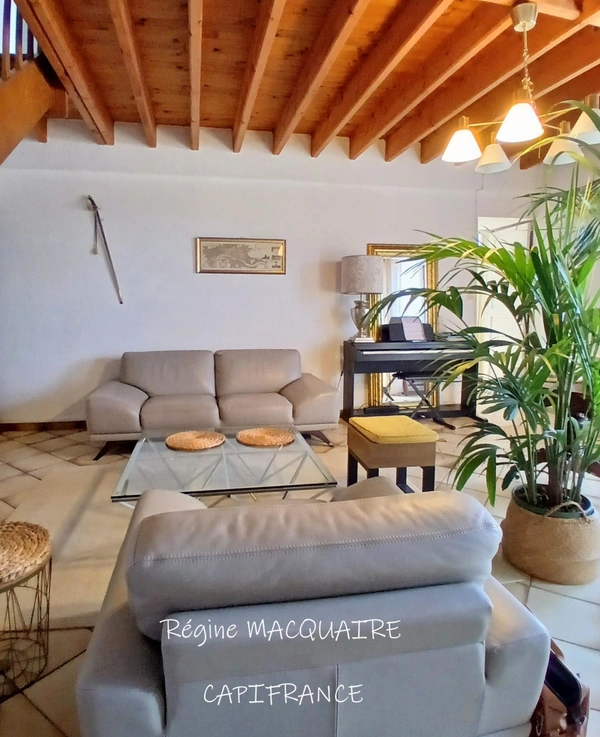 À vendre : Maison mitoyenne de 4 pièces,143 m2 env., 3 chambres sur un terrain de 1500 m2 avec panorama exceptionnel sur la campagne. SOURDEVAL (50)