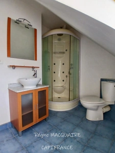 Maison en pierre à Sourdeval (50) – 4 pièces – 3 chambres dont 1 au rdc + dépendances – Terrain 2 500 m²