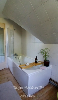 À vendre : Maison mitoyenne de 4 pièces,143 m2 env., 3 chambres sur un terrain de 1500 m2 avec panorama exceptionnel sur la campagne. SOURDEVAL (50)