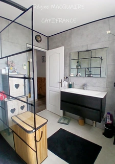 À vendre – Pavillon 6 pièces, 151 m², 4 chambres dont 1 au Rdc, terrain 2 500 m² – Luminosité, rénovation, confort à Vire Normandie (14).