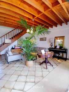 À vendre : Maison mitoyenne de 4 pièces,143 m2 env., 3 chambres sur un terrain de 1500 m2 avec panorama exceptionnel sur la campagne. SOURDEVAL (50)