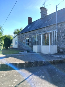 Maison en pierre à Sourdeval (50) – 4 pièces – 3 chambres dont 1 au rdc + dépendances – Terrain 2 500 m²