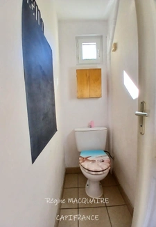 Maison en pierre à Sourdeval (50) – 4 pièces – 3 chambres dont 1 au rdc + dépendances – Terrain 2 500 m²