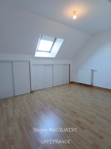 Maison en pierre à Sourdeval (50) – 4 pièces – 3 chambres dont 1 au rdc + dépendances – Terrain 2 500 m²