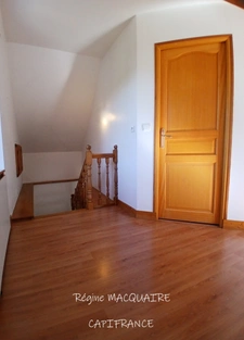 Maison en pierre à Sourdeval (50) – 4 pièces – 3 chambres dont 1 au rdc + dépendances – Terrain 2 500 m²