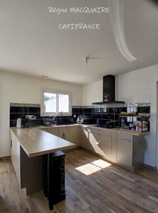 À vendre – Pavillon récent de plain‑pied (RT2012) : 4 pièces, 3 chambres, 1 259 m² de terrain, 44 m² de combles aménageables – Vire (14)