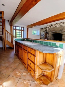 Maison en pierre à Sourdeval (50) – 4 pièces – 3 chambres dont 1 au rdc + dépendances – Terrain 2 500 m²