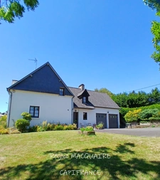 À vendre : Maison mitoyenne de 4 pièces,143 m2 env., 3 chambres sur un terrain de 1500 m2 avec panorama exceptionnel sur la campagne. SOURDEVAL (50)
