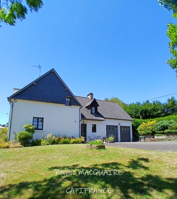 À vendre : Maison mitoyenne de 4 pièces,143 m2 env., 3 chambres sur un terrain de 1500 m2 avec panorama exceptionnel sur la campagne. SOURDEVAL (50)