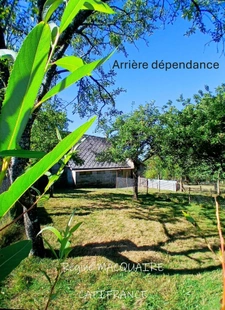 Maison en pierre à Sourdeval (50) – 4 pièces – 3 chambres dont 1 au rdc + dépendances – Terrain 2 500 m²