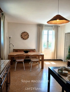 À vendre : Maison mitoyenne de 4 pièces,143 m2 env., 3 chambres sur un terrain de 1500 m2 avec panorama exceptionnel sur la campagne. SOURDEVAL (50)