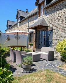 À vendre : Maison mitoyenne de 4 pièces,143 m2 env., 3 chambres sur un terrain de 1500 m2 avec panorama exceptionnel sur la campagne. SOURDEVAL (50)