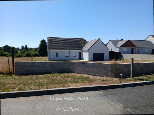 À vendre – Pavillon récent de plain‑pied (RT2012) : 4 pièces, 3 chambres, 1 259 m² de terrain, 44 m² de combles aménageables – Vire (14)