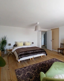 À vendre : Maison mitoyenne de 4 pièces,143 m2 env., 3 chambres sur un terrain de 1500 m2 avec panorama exceptionnel sur la campagne. SOURDEVAL (50)