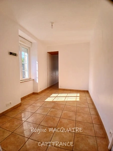 Maison en pierre à Sourdeval (50) – 4 pièces – 3 chambres dont 1 au rdc + dépendances – Terrain 2 500 m²