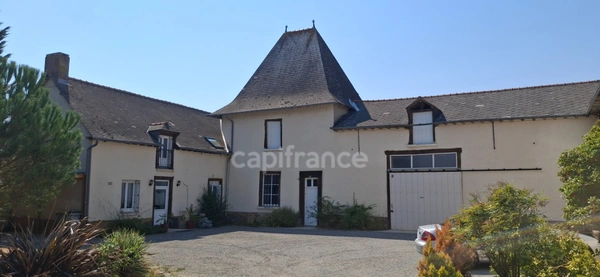 Maison de caractère du XVIIIe classée Bâtiments de France T6 - 4 chambres et grandes dépendances à usage artisanal*