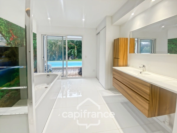 Maison à vendre 8 pièces CARQUEIRANNE (83) - Quartier Canebas - 6 chambres - 220 m2 habitable - Piscine.