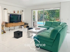 House for sale 8 rooms CARQUEIRANNE (83) - Canebas district - 6 bedrooms - 220 m2 living space - Swimming pool.