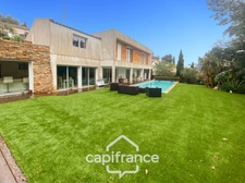 House for sale 8 rooms CARQUEIRANNE (83) - Canebas district - 6 bedrooms - 220 m2 living space - Swimming pool.