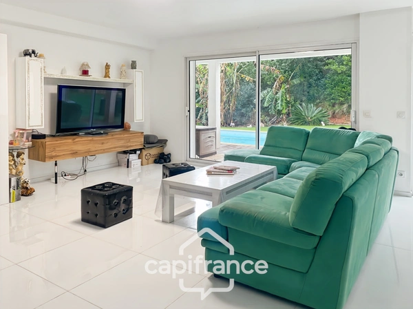 Maison à vendre 8 pièces CARQUEIRANNE (83) - Quartier Canebas - 6 chambres - 220 m2 habitable - Piscine.