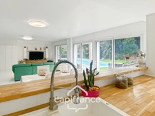 House for sale 8 rooms CARQUEIRANNE (83) - Canebas district - 6 bedrooms - 220 m2 living space - Swimming pool.