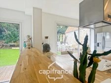 House for sale 8 rooms CARQUEIRANNE (83) - Canebas district - 6 bedrooms - 220 m2 living space - Swimming pool.