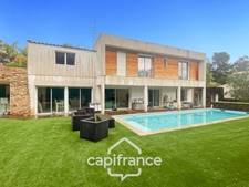 House for sale 8 rooms CARQUEIRANNE (83) - Canebas district - 6 bedrooms - 220 m2 living space - Swimming pool.