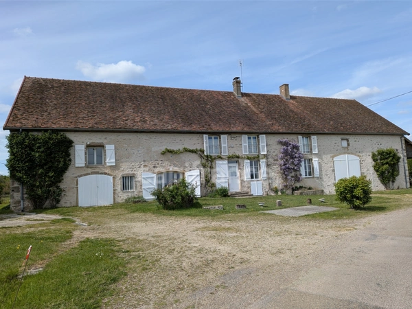 Superbe bâtisse en pierres 300m2 habitables et sa dépendance à Saulieu