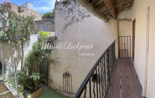 Maison de village à vendre avec cour, balcon et grenier  : un potentiel exceptionnel à Sorgues (84)