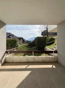 EXCLUSIVITÉ – T3 REZ-DE-JARDIN LUMINEUX AVEC DOUBLE TERRASSE, GARAGE ÉLECTRIFIÉ & VUE DÉGAGÉE – BASSENS