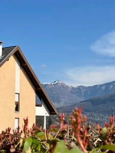 EXCLUSIVITÉ – T3 REZ-DE-JARDIN LUMINEUX AVEC DOUBLE TERRASSE, GARAGE ÉLECTRIFIÉ & VUE DÉGAGÉE – BASSENS