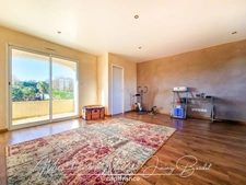 Belle villa avec jardin arboré et prestations soignées