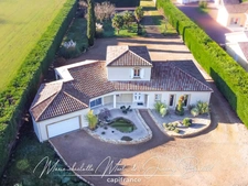 Belle villa avec jardin arboré et prestations soignées