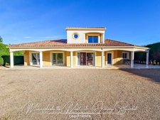 Belle villa avec jardin arboré et prestations soignées