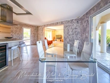 Belle villa avec jardin arboré et prestations soignées