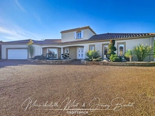 Belle villa avec jardin arboré et prestations soignées