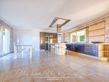 Belle villa avec jardin arboré et prestations soignées