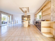 Belle villa avec jardin arboré et prestations soignées